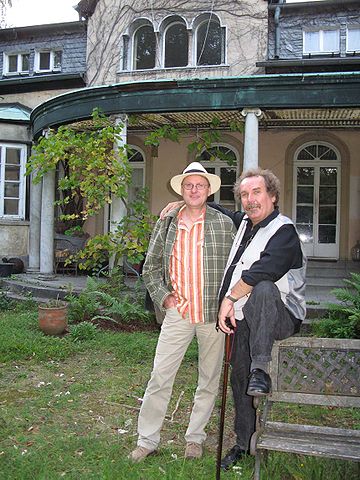 Horst Stowasser (rechts) und Stephan Krall vor Ihrem neuen Domizil, dem Eilhardshof in Neustadt a.d. Weinstraße